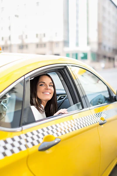 Sarı bir taksi güzel kız