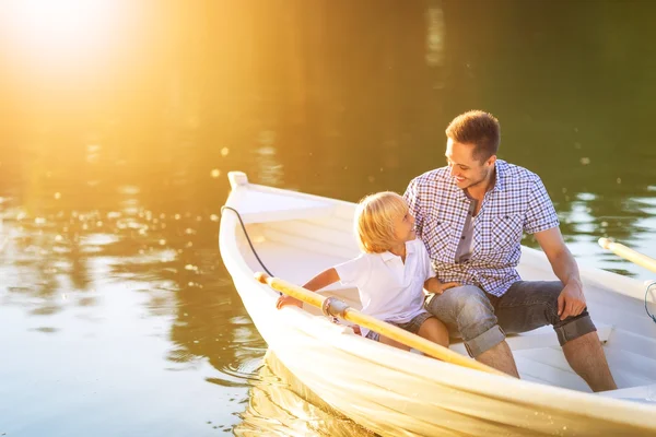 Vader en zoon in boot — Stockfoto