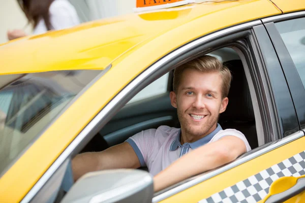 Sarı taksi görünümlü bir adam — Stok fotoğraf