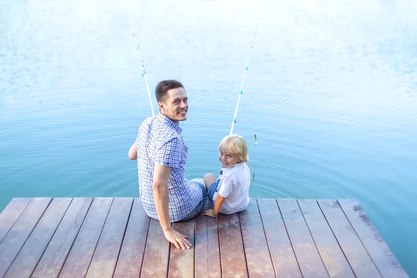 Padre e hijo pescando en el lago —  Fotos de Stock