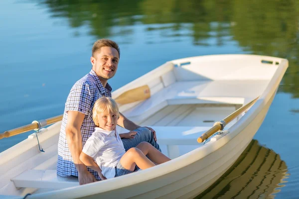 Otec a syn v lodi — Stock fotografie