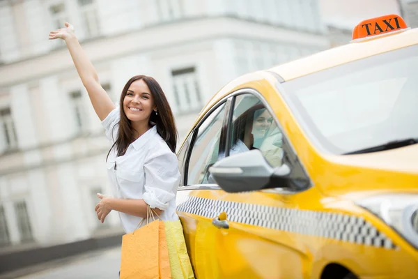 Donna sorridente con shopping bag — Foto Stock