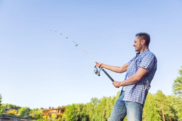 Balıkçılık yaz aylarında genç adam