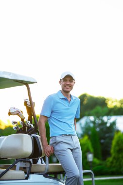 genç adam açık havada