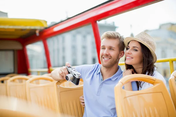Молодая пара в туристическом автобусе — стоковое фото
