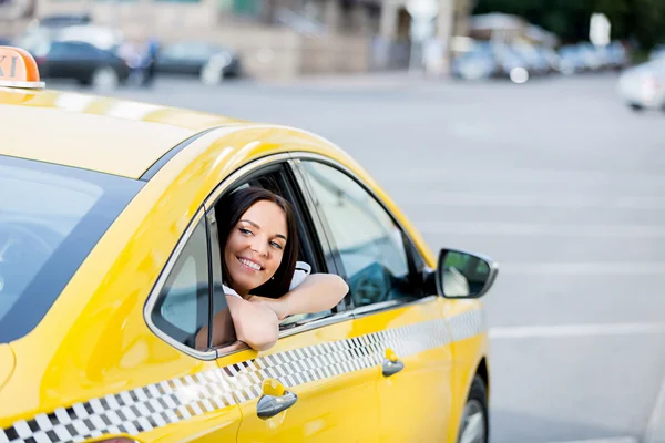 Mooie vrouw in een taxi — Stockfoto