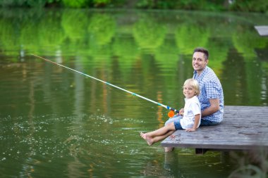 Baba oğul açık havada.