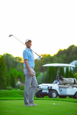 Adam golf kulüpleri ile 