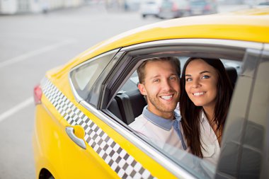 Genç çift sarı bir taksi