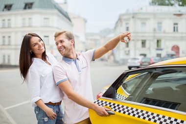 Genç çift sarı bir taksi