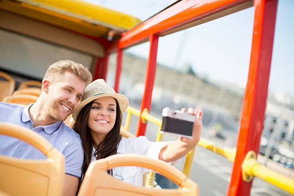 Jovem casal em um ônibus turístico — Fotografia de Stock