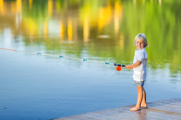 Kleine jongen in de zomer — Stockfoto