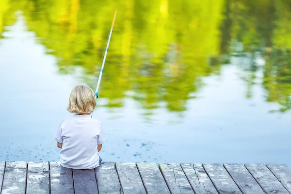 Liten pojke på piren — Stockfoto