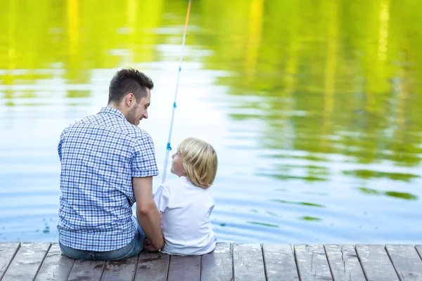 Padre e hijo al aire libre —  Fotos de Stock