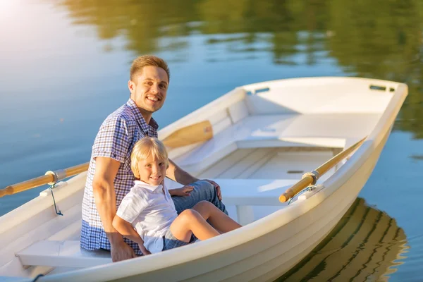 Pappa och son i båt — Stockfoto