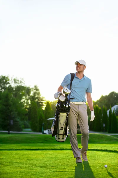 Golfista na trawniku — Zdjęcie stockowe
