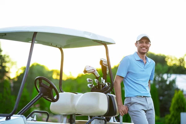 Jovem no carro de golfe — Fotografia de Stock