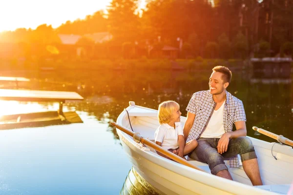 I båt vid solnedgången — Stockfoto