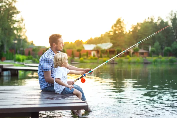 Pai e filho ao ar livre — Fotografia de Stock