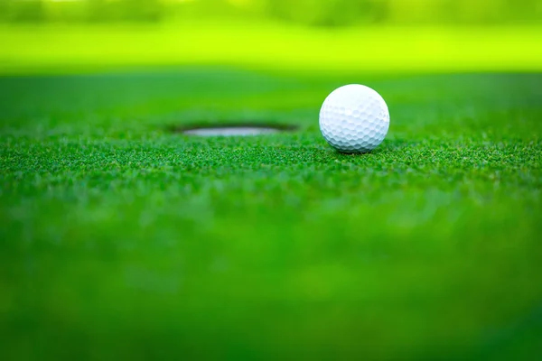 Pelota de golf en el césped —  Fotos de Stock