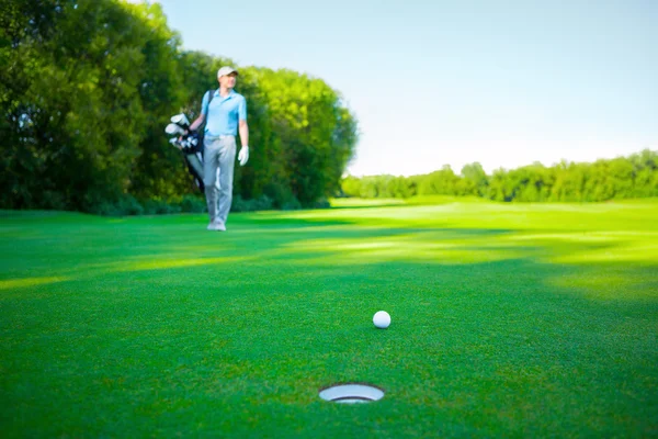 Человек с гольф-клубами — стоковое фото