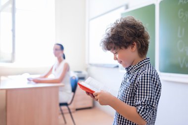 küçük çocuk kitapla 