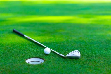 Golf topu ve çim kulübü