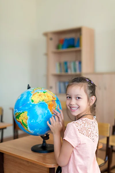 Uczeń z globusem — Zdjęcie stockowe