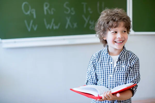 Jongen met boek — Stockfoto