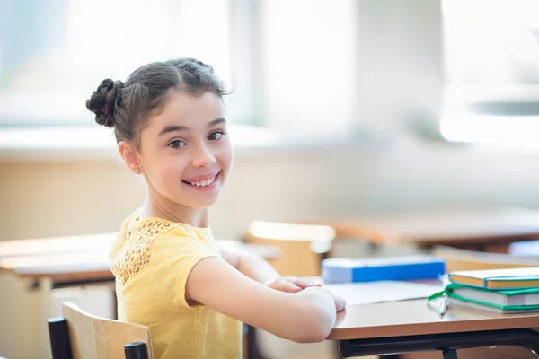 Chica sonriente en la escuela — Foto de Stock