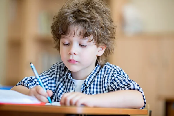 Escribiendo chico adentro — Foto de Stock