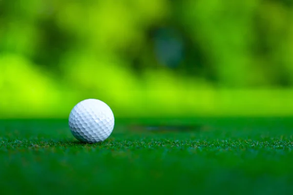 Pelota de golf en un césped —  Fotos de Stock