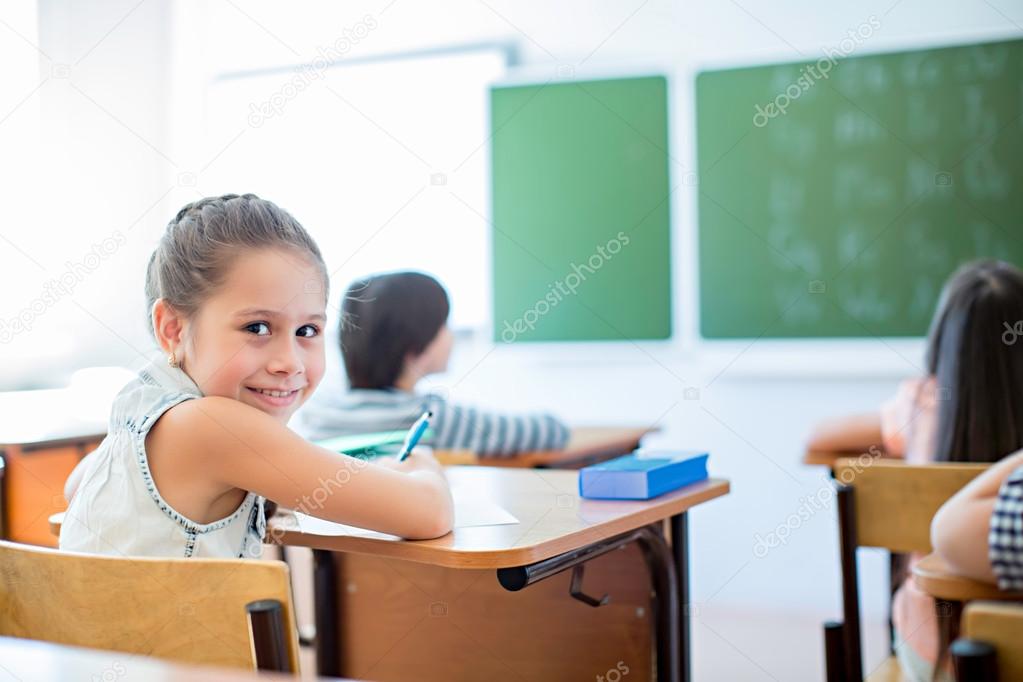 Skolflicka i klassrummet — Stockfotografi © Deklofenak 112550524