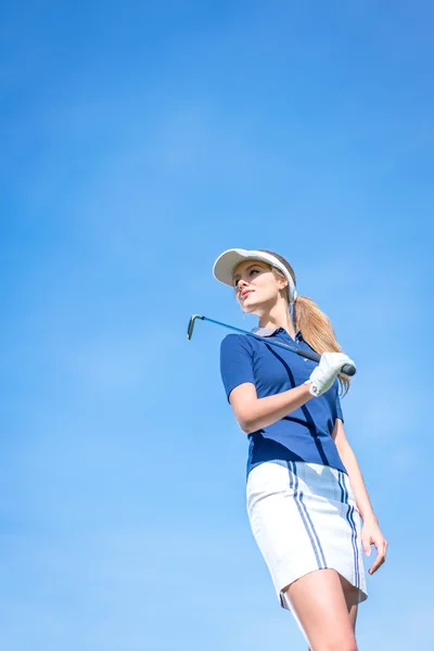 Młoda dziewczyna z golf club — Zdjęcie stockowe