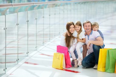 Mağazada alışveriş aile