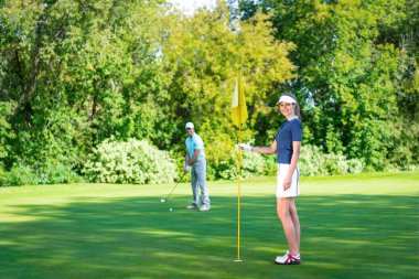 Golf oynayan genç Çift