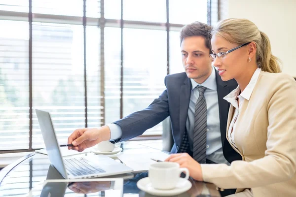 Arbeiter im Amt — Stockfoto