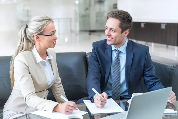 Träffa människor i office — Stockfoto