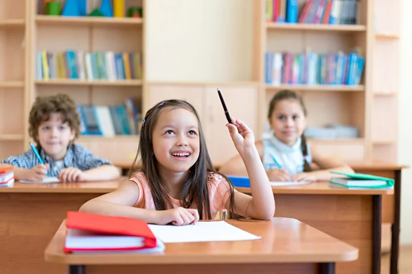 Jonge leerlingen op school — Stockfoto