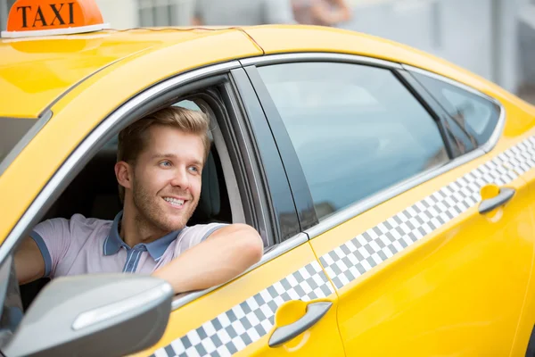 Conductor joven conduciendo un coche — Foto de Stock