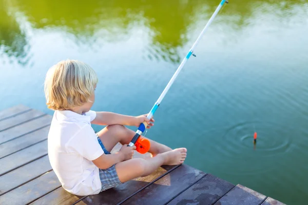 Liten pojke fiske — Stockfoto