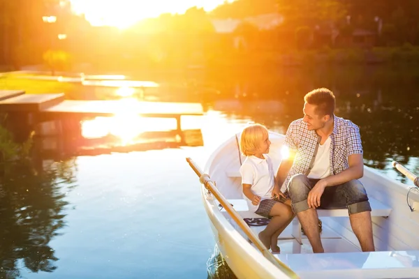 Pai e filho no barco — Fotografia de Stock