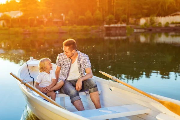 Vater und Sohn im Boot — Stockfoto