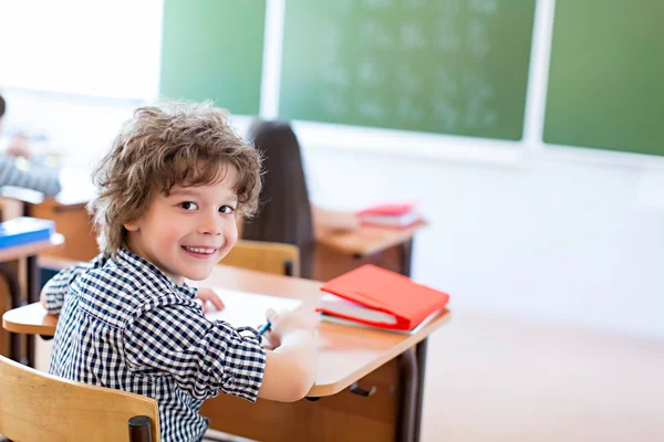 Jongen in de klas — Stockfoto