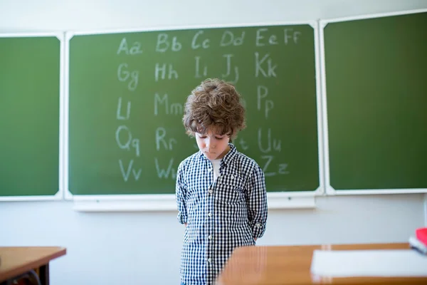 Smutek boy v učebně — Stock fotografie