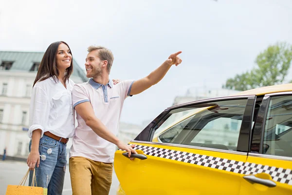 Pareja joven al aire libre — Foto de Stock