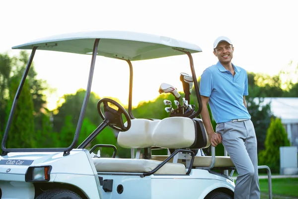 Golfista en el campo de golf —  Fotos de Stock