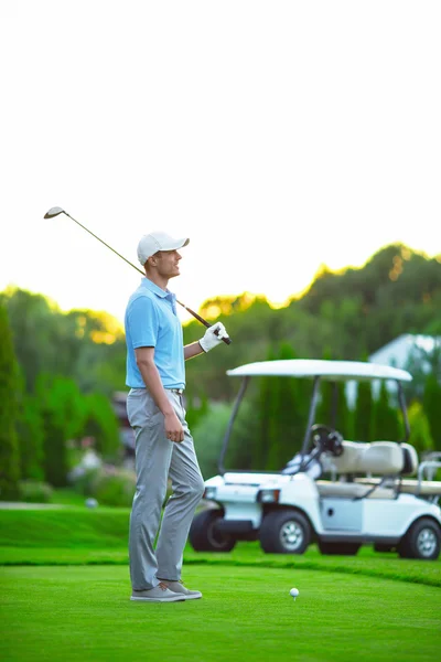 Junge Golferin auf dem Golfplatz — Stockfoto