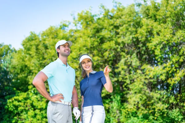Χαμογελώντας παίκτες γκολφ σε εξωτερικούς χώρους — Φωτογραφία Αρχείου