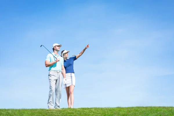 Jong koppel met een golfclub — Stockfoto